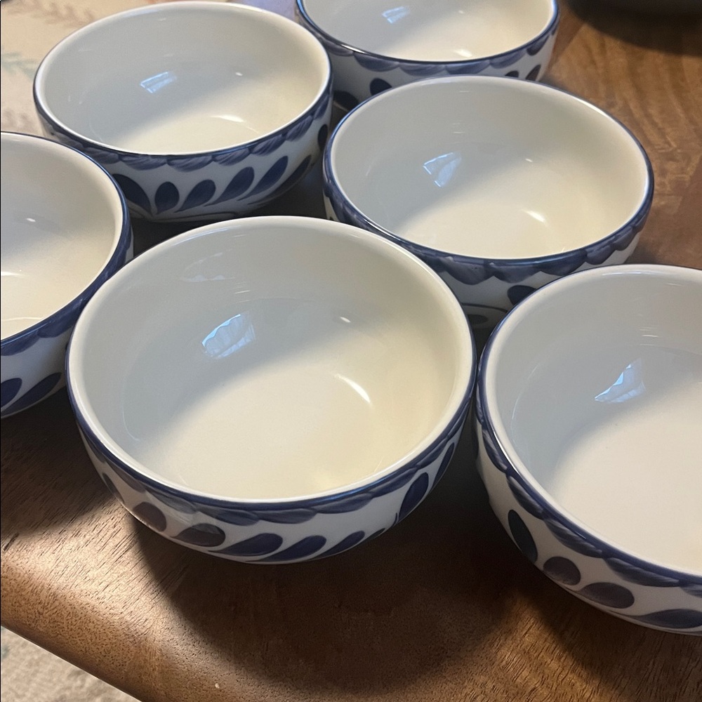 Like new. Pottery Barn set of 6 Puebla porcelain cereal bowls - Picture 4 of 7